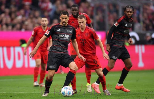 孔帕尼完成执教拜仁的第50场德甲里程碑，率队39胜9平2负